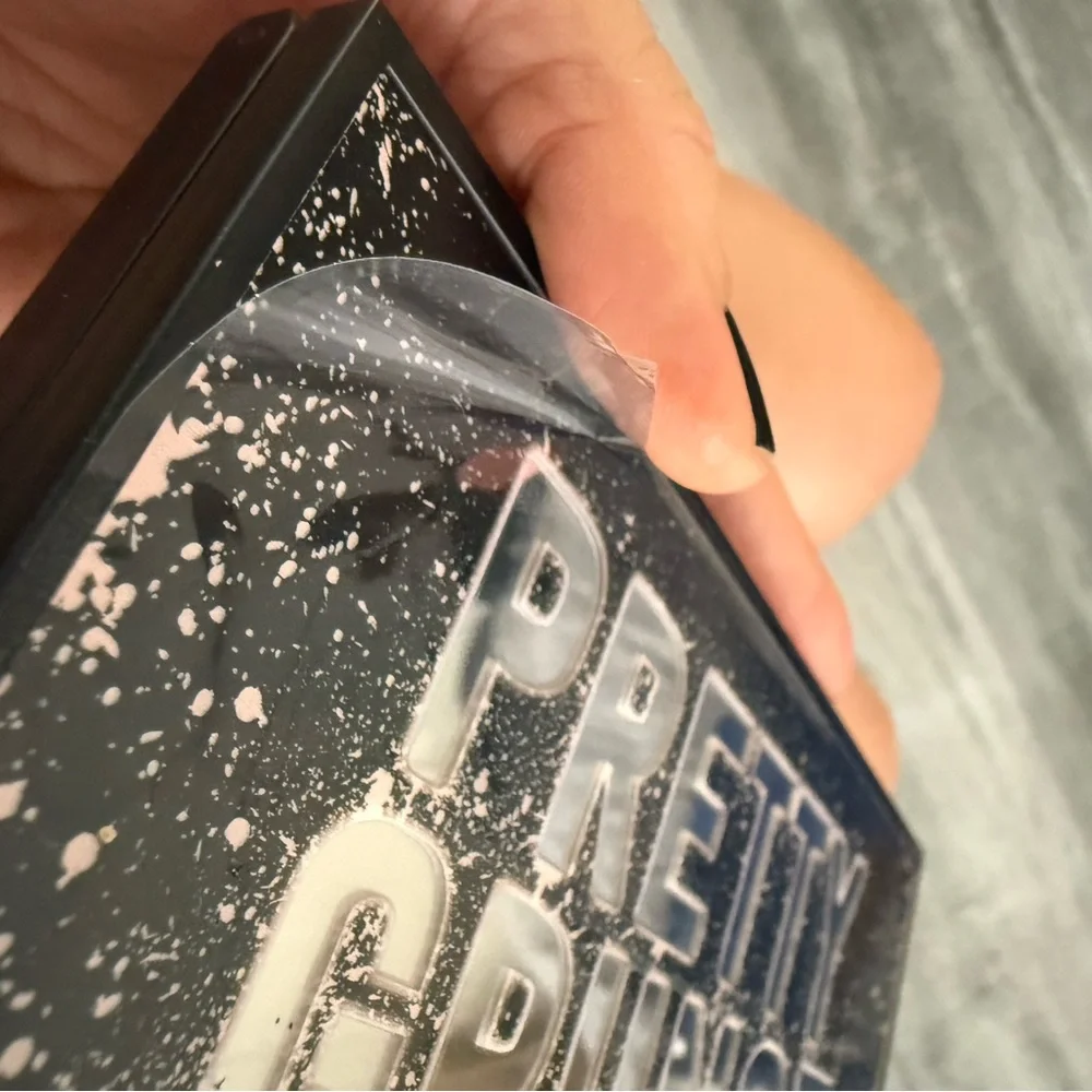 Huda Beauty Pretty Grunge eyeshadow palette
